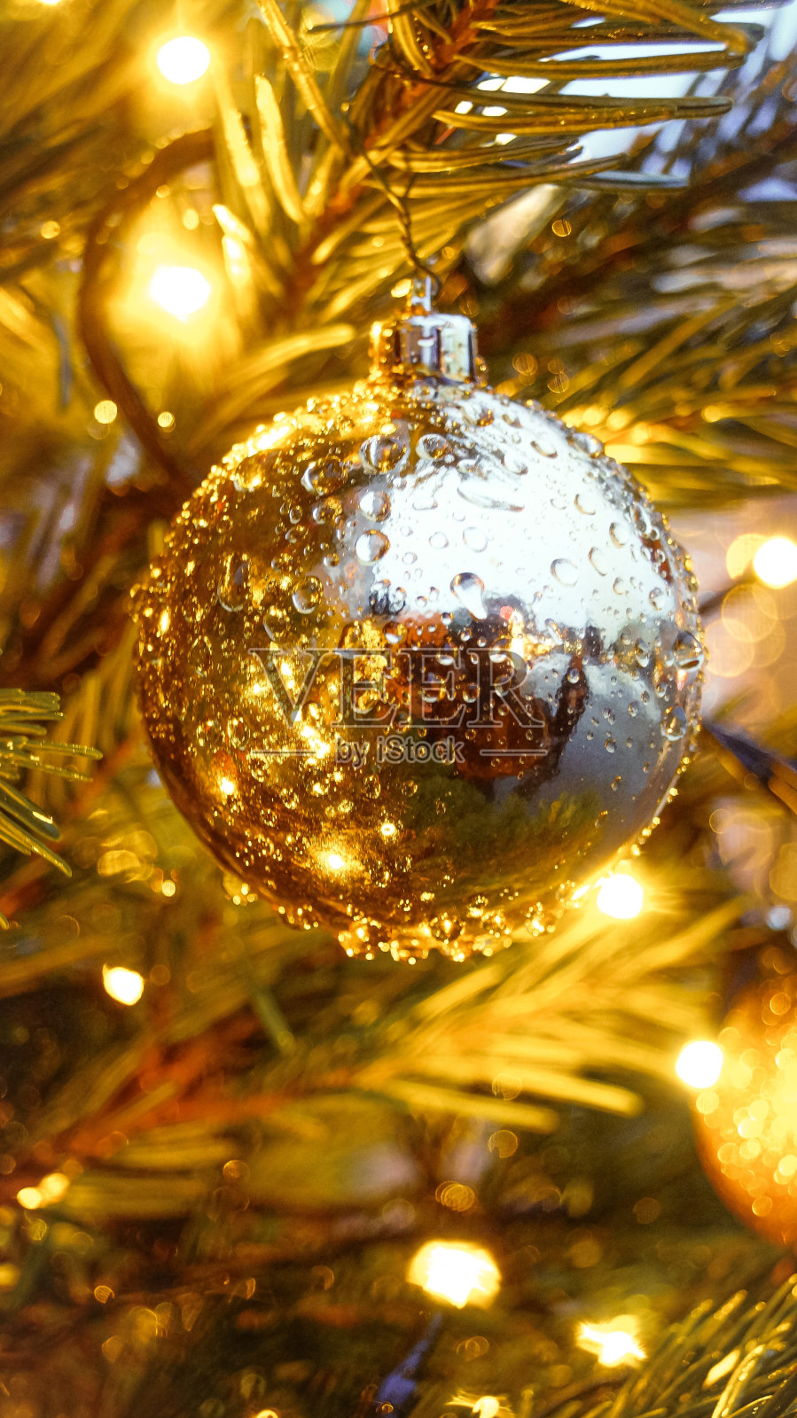 冬季城市街道上的圣诞装饰照片摄影图片