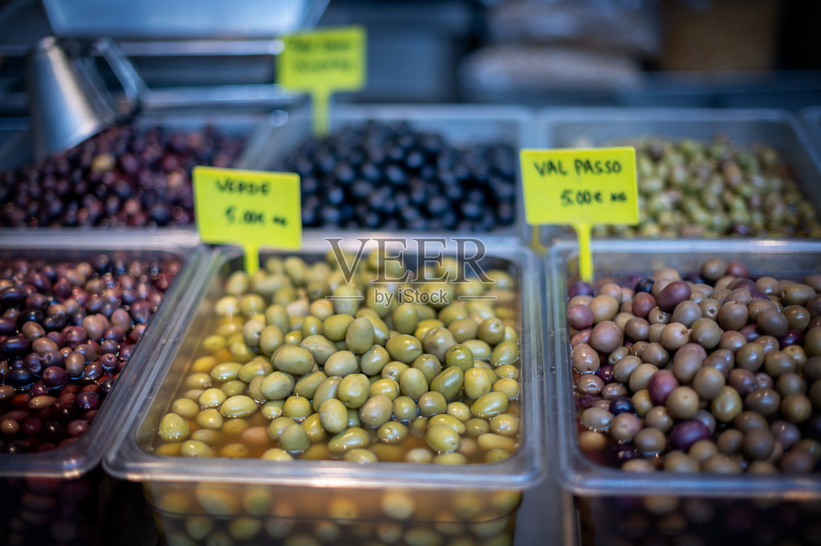 开胃的腌橄榄品种。波尔图市场上的绿橄榄和黑橄榄。又大又漂亮的腌橄榄。照片摄影图片