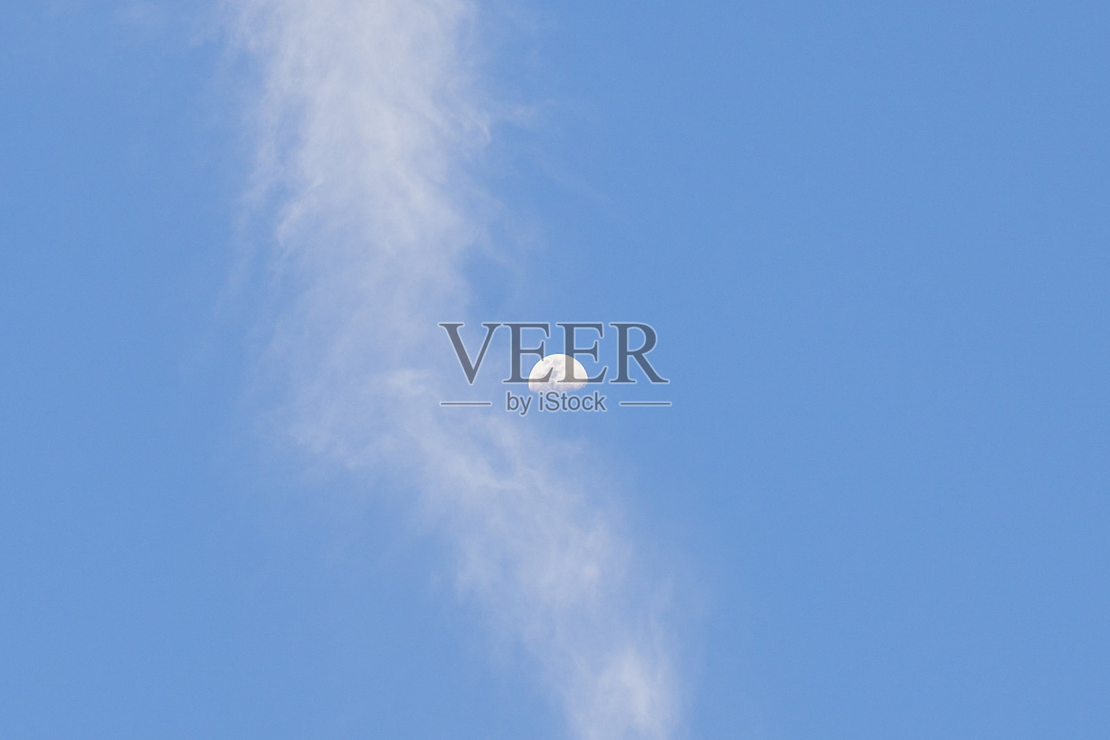 蓝蓝的天空和月亮照片摄影图片