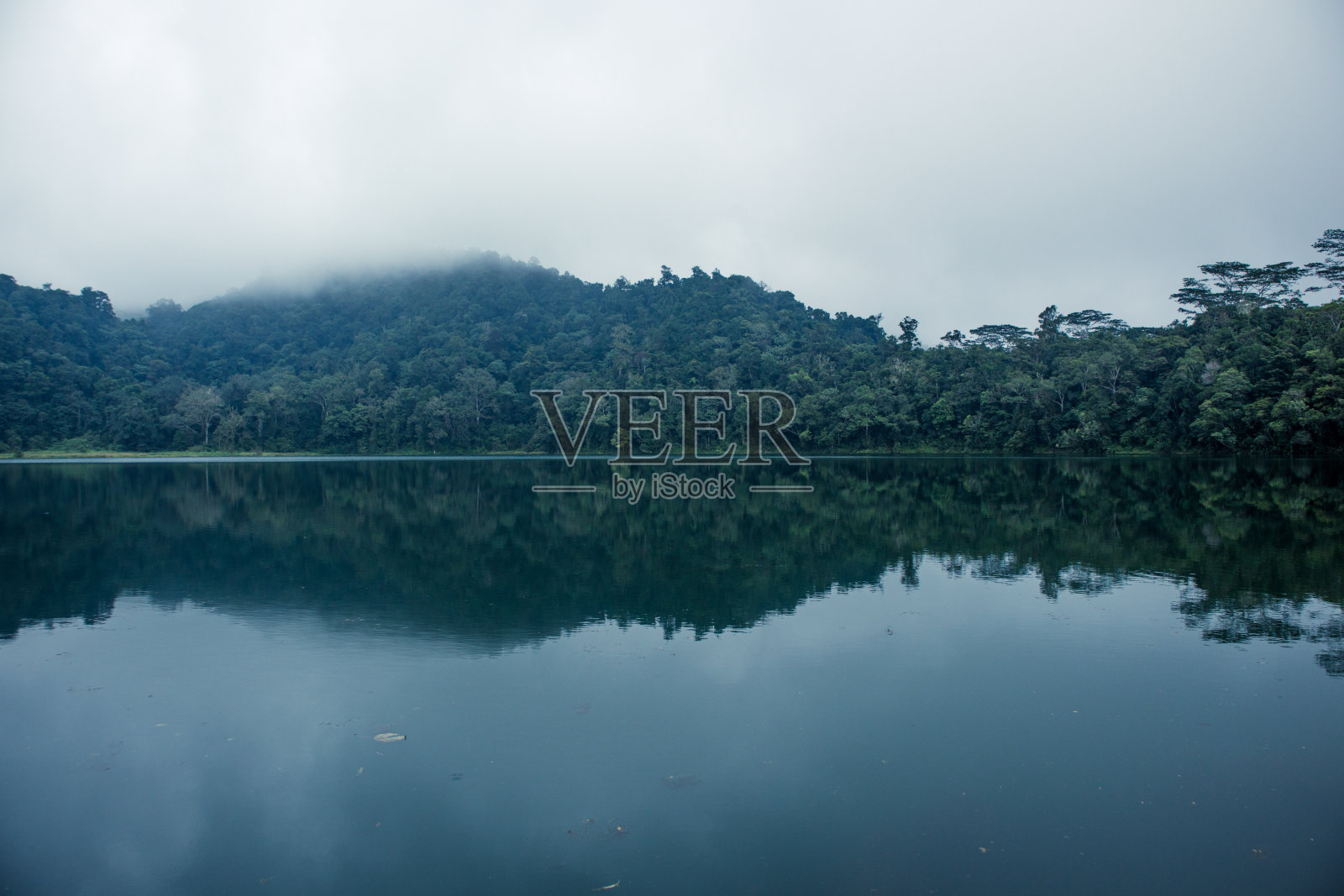 宁静的湖泊和清澈的湖水,充满历史传说的神圣而神秘的湖泊,印度尼西亚,弗洛雷斯,曼加莱照片摄影图片