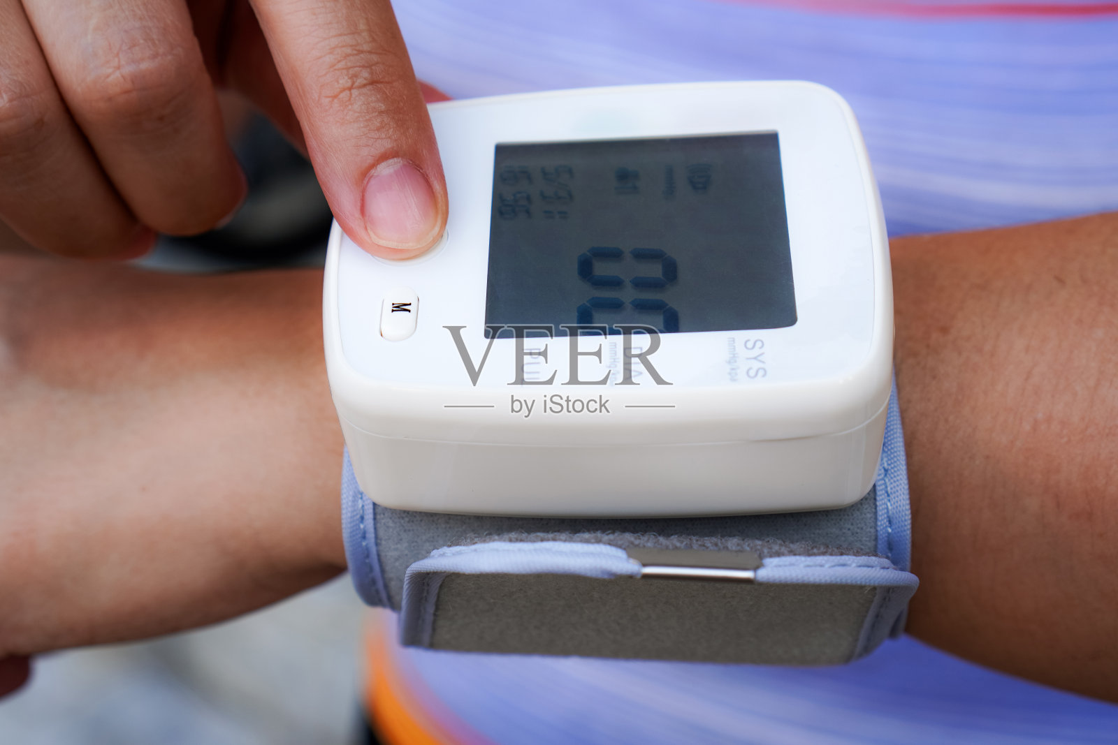 图为用于家庭保健的便携式手腕血压测量装置。照片摄影图片