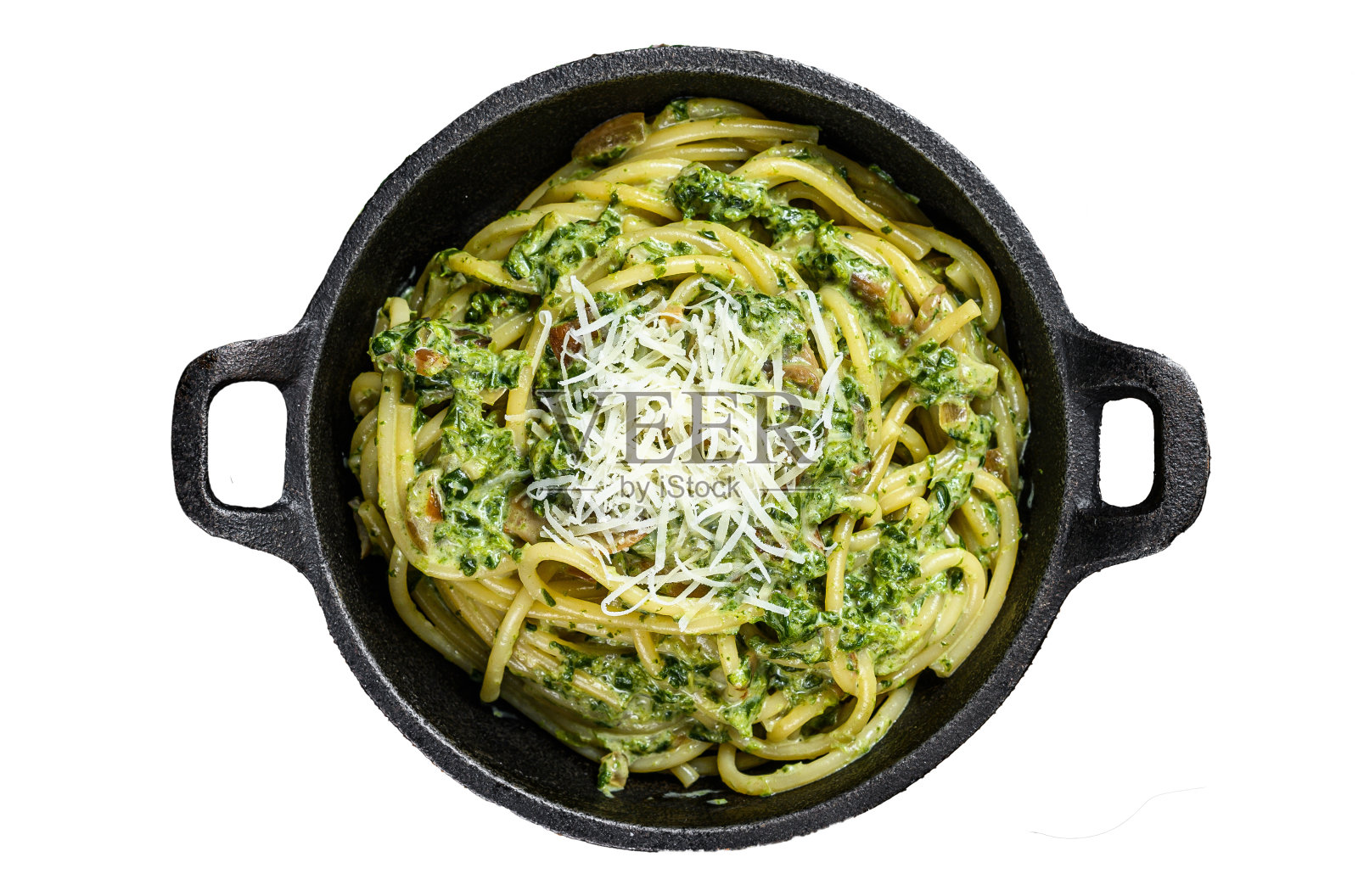 意大利面在平底锅中加入香蒜沙司、菠菜和帕尔马干酪。孤立在白色背景上。照片摄影图片