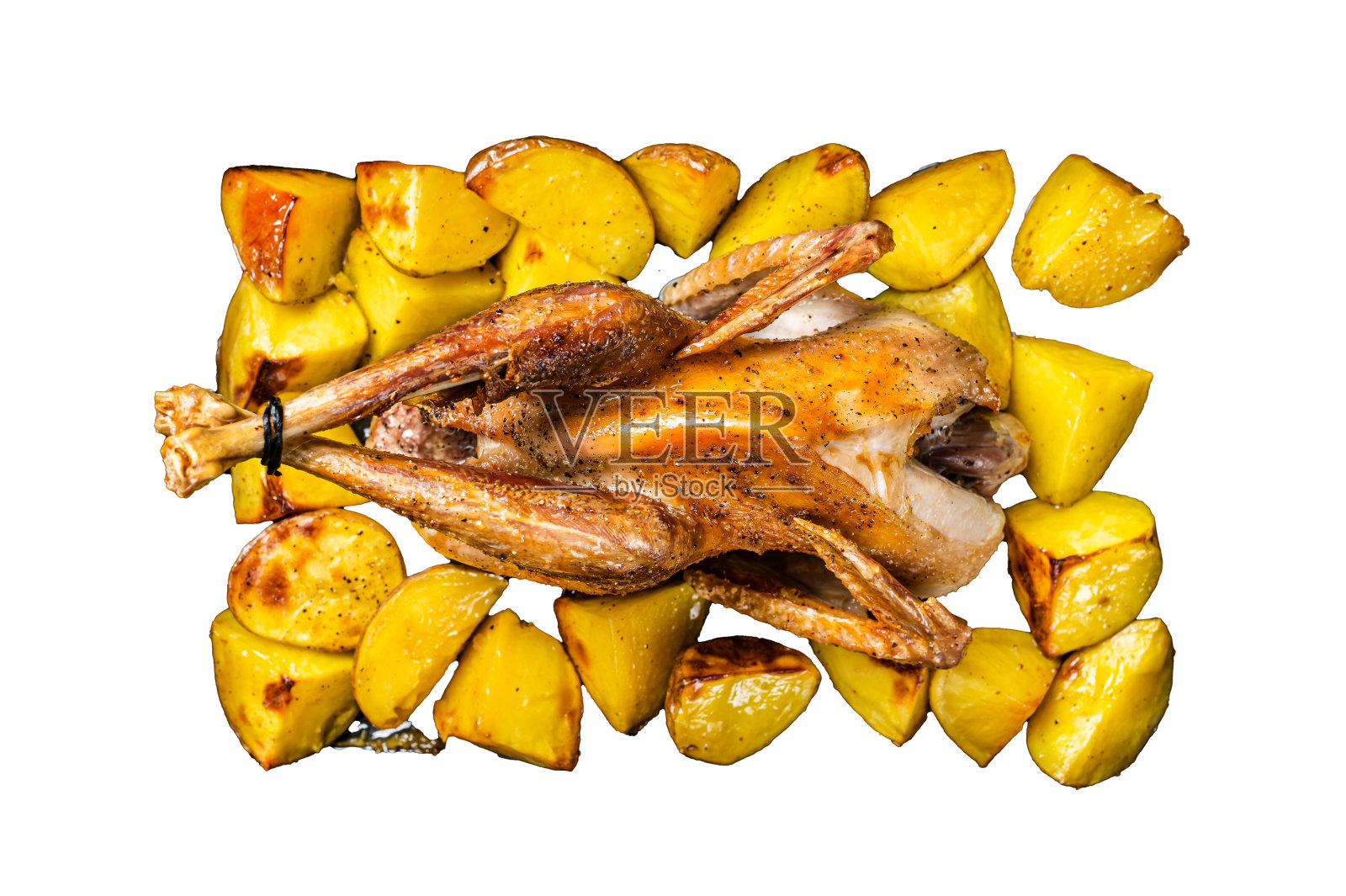 烤珍珠鸡,珍珠鸡配土豆,放在烤盘里。孤立,白色背景。照片摄影图片