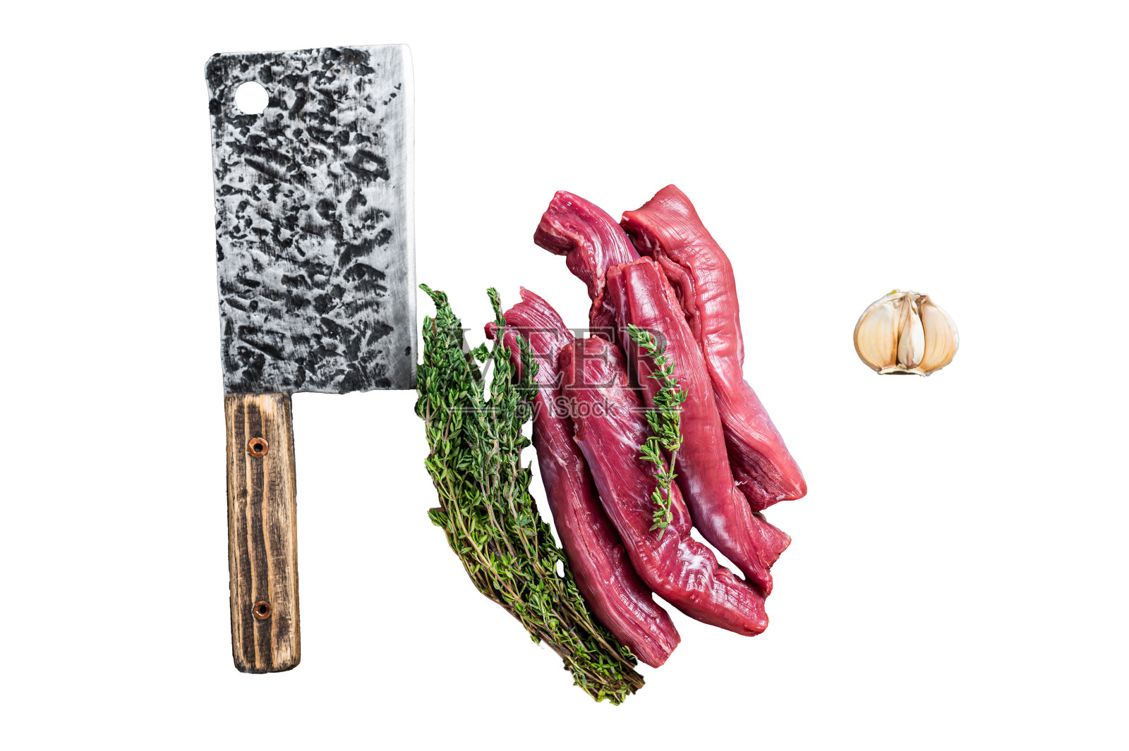 生羊里脊肉用切肉刀放在砧板上。孤立在白色背景上。照片摄影图片