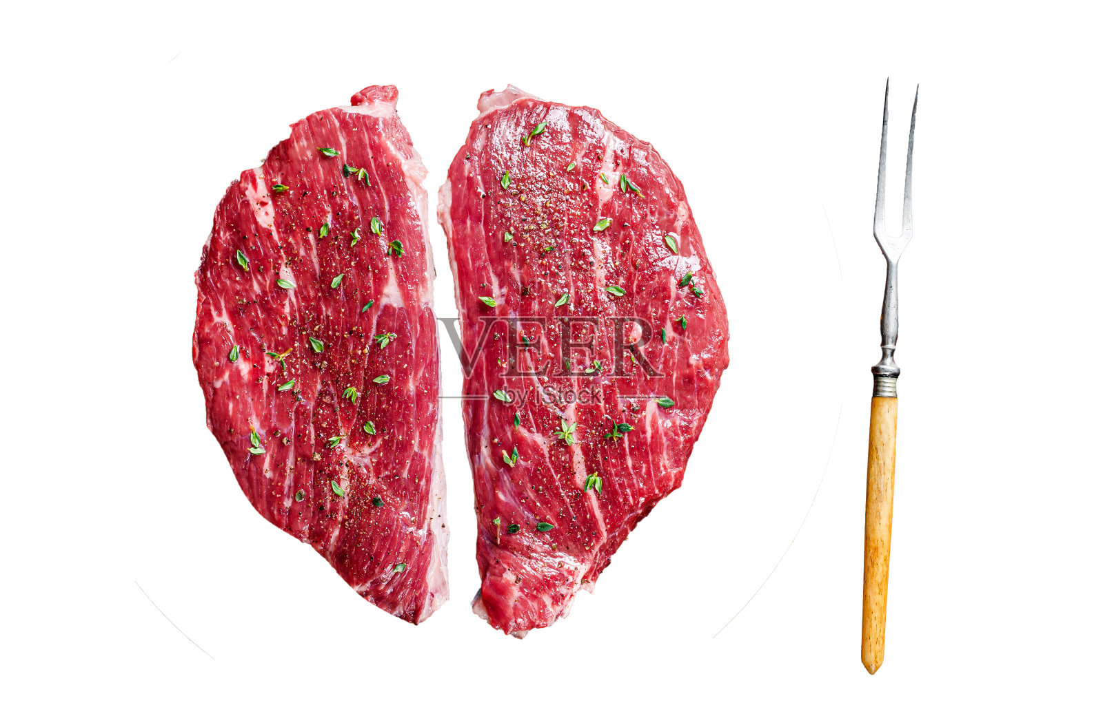 生臀牛排或上腰牛排在乡村盘子与百里香和橄榄油。孤立在白色背景上。照片摄影图片