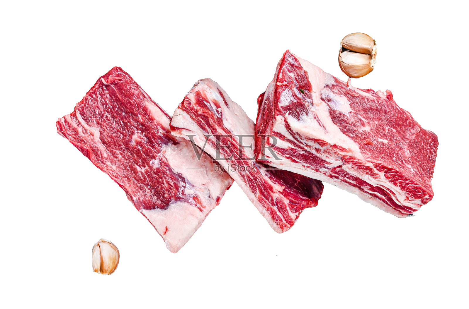 牛肉、小牛、排骨、肉放在烤盘里准备烹饪。孤立在白色背景上。照片摄影图片