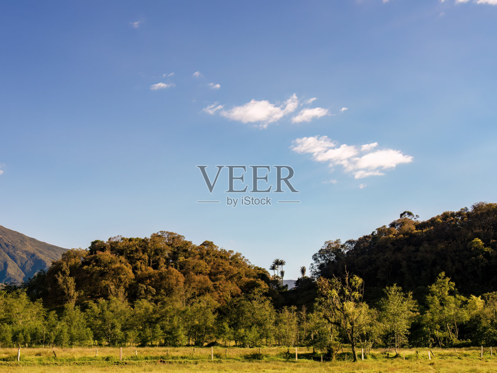 两朵小云飘过两座小山照片摄影图片