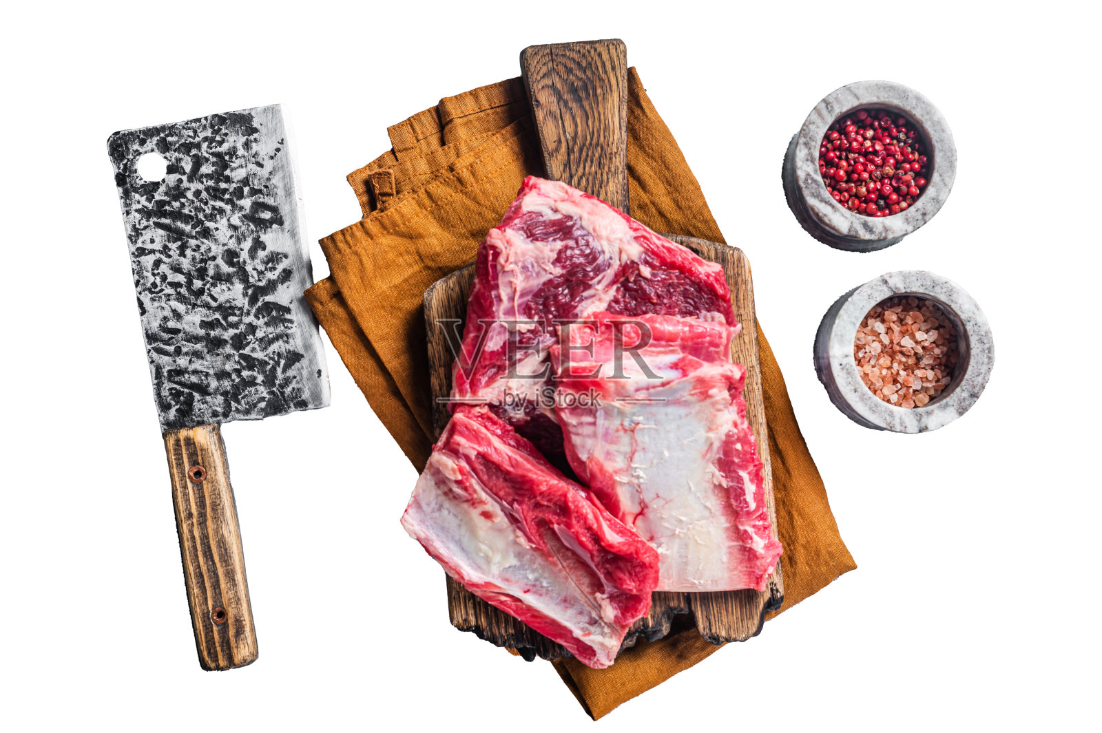 牛肉小牛肉短排骨卡尔比,生肉在木制砧板隔离在白色背景。照片摄影图片