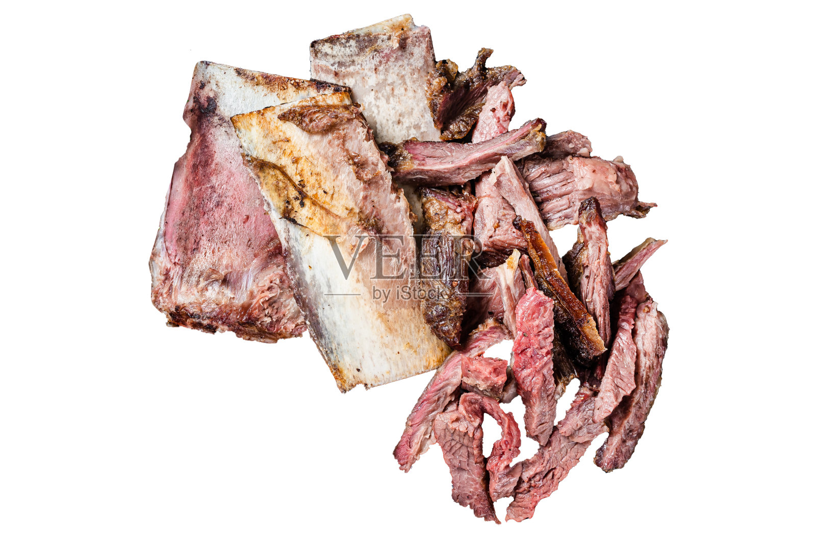 烟熏和烤牛肉排骨,质朴的盘子配香草。孤立在白色背景上。照片摄影图片