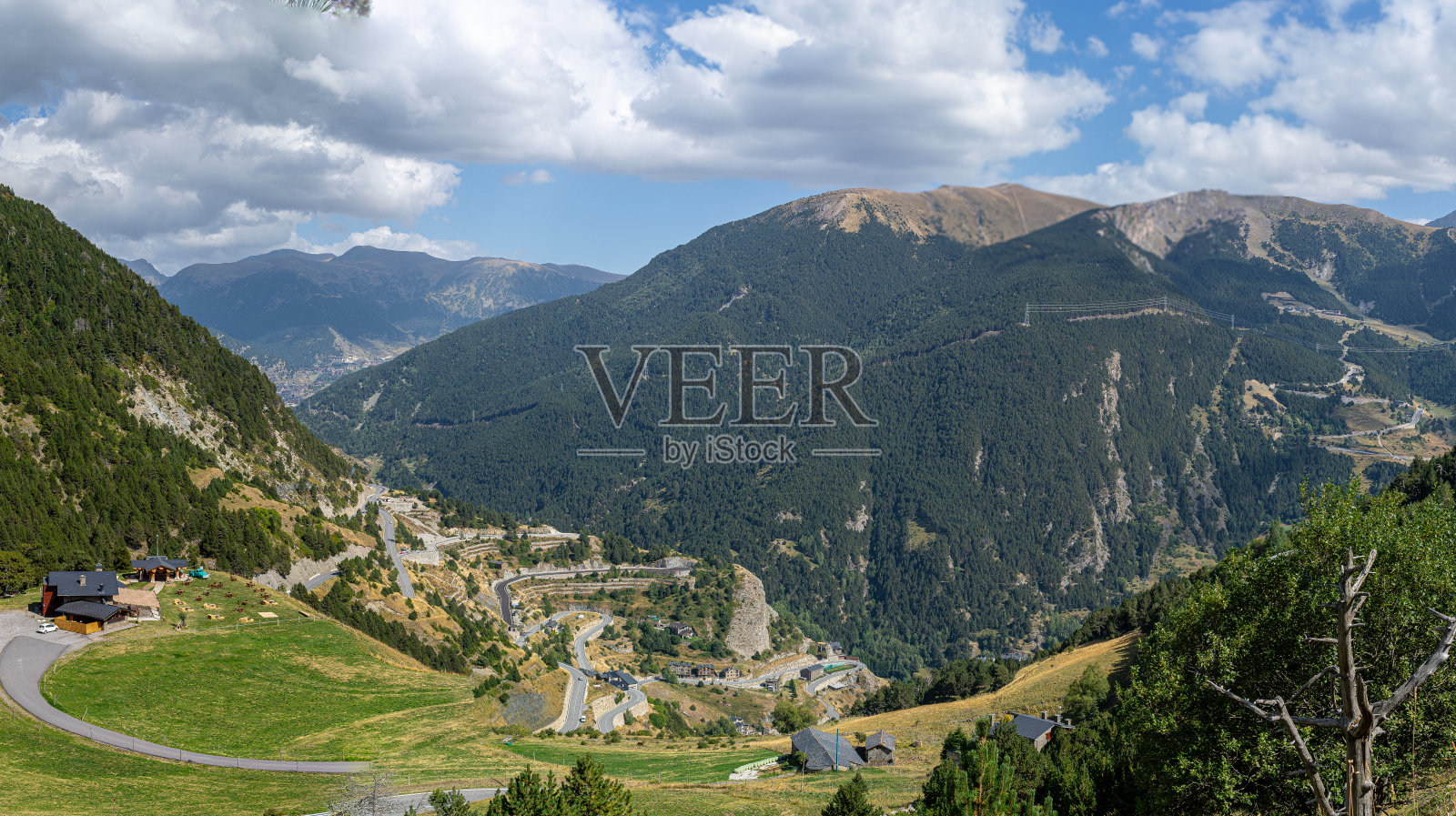 从安道尔的Mirador del Quer俯瞰卡尼洛山谷的壮丽景色照片摄影图片