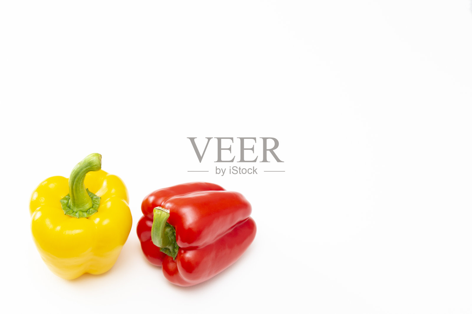 白色背景上的红辣椒。照片摄影图片