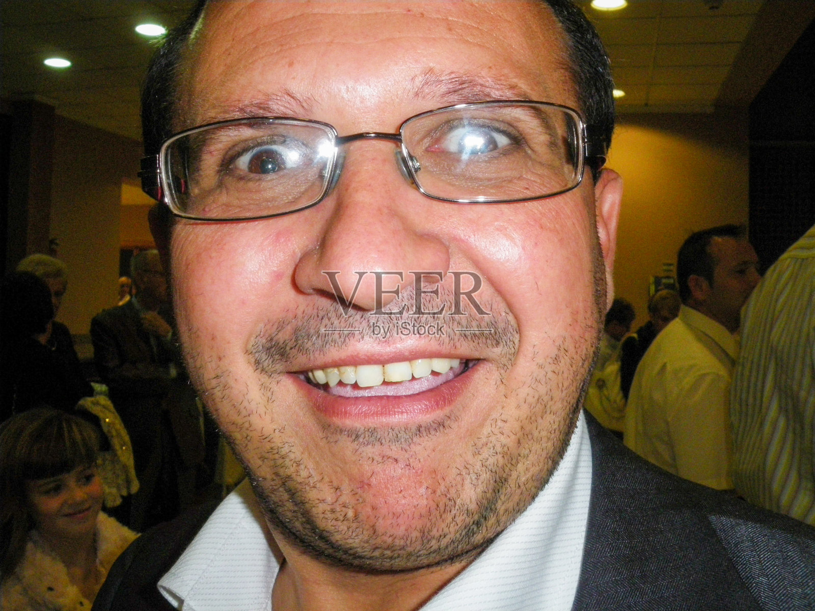 带着奇怪的脸照片摄影图片