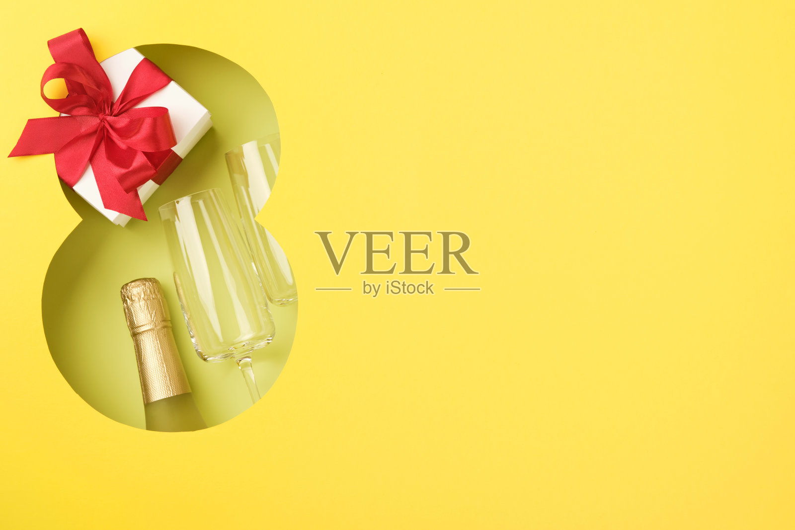 3月8日贺卡。剪纸八黄色的背景和新鲜的春花黄色郁金香花束。3月8日妇女节贺卡平铺顶视图。国际妇女节照片摄影图片