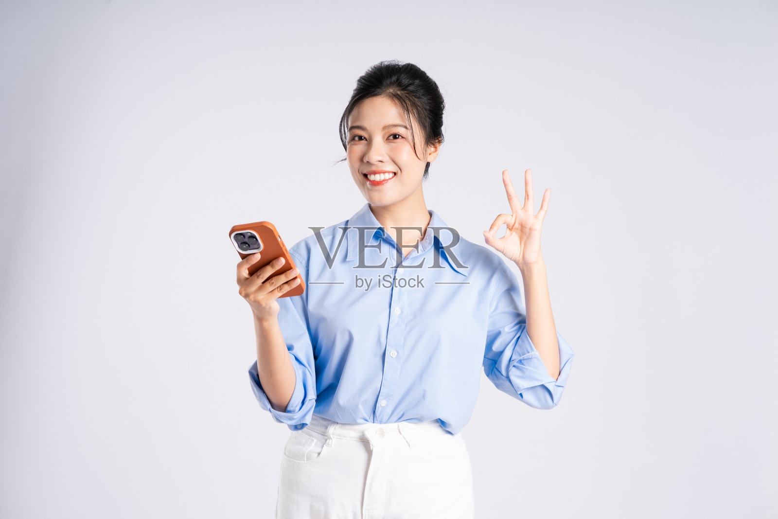 年轻的亚洲女商人的肖像,孤立在白色背景上照片摄影图片