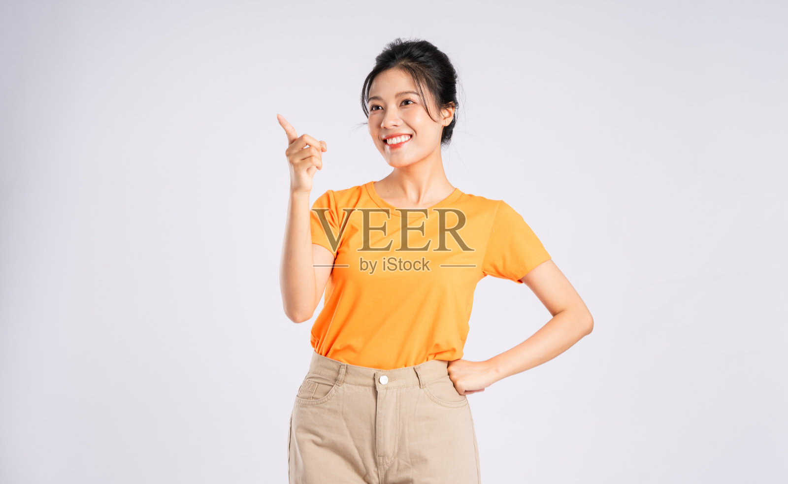 开朗快乐的亚洲妇女的肖像在白色背景上摆姿势照片摄影图片