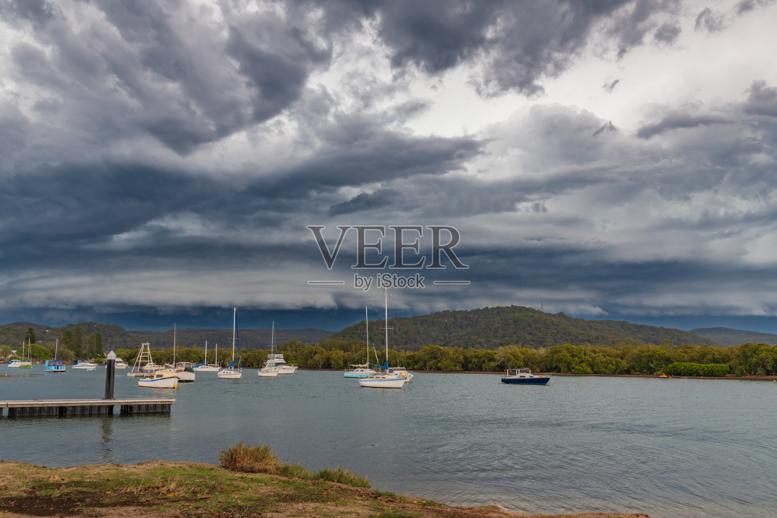 海滨的风暴锋面和冰架云照片摄影图片