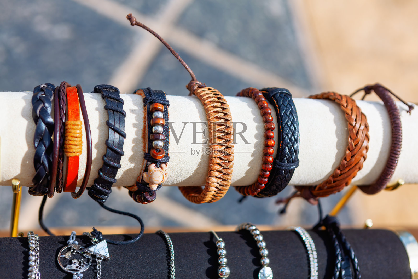 手工制作的皮革手镯照片摄影图片