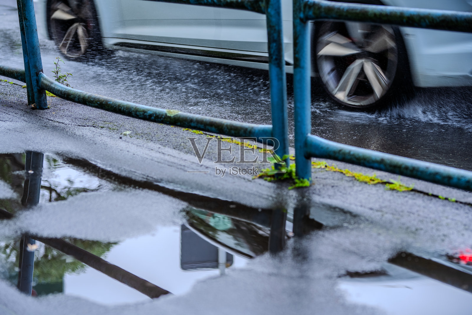 雨水在高速公路的斜坡上弄出了水坑照片摄影图片