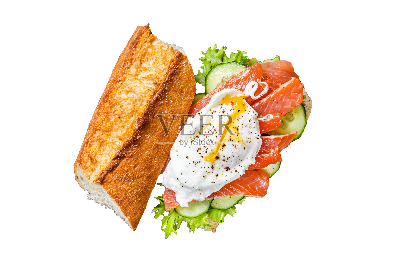 荷包蛋配烟熏鲑鱼和牛油果吐司。孤立的白色背景,俯视图。照片摄影图片