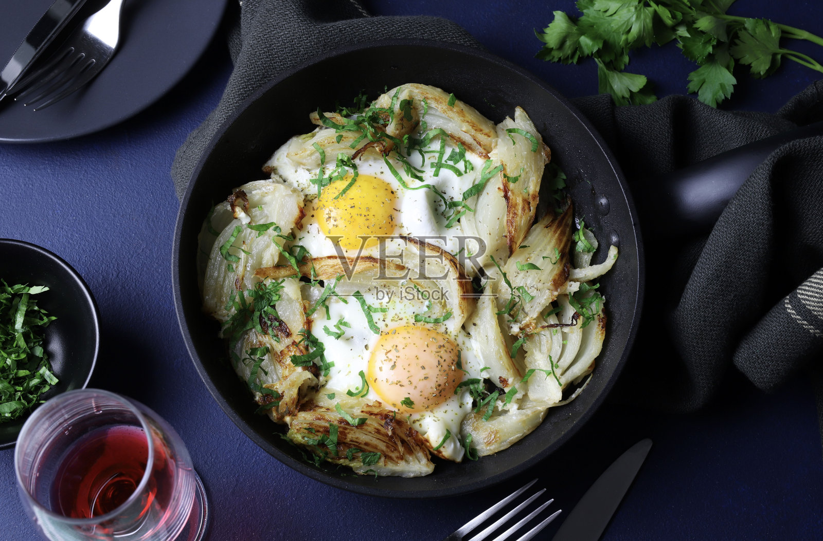 自制煎蛋和香草茴香。照片摄影图片