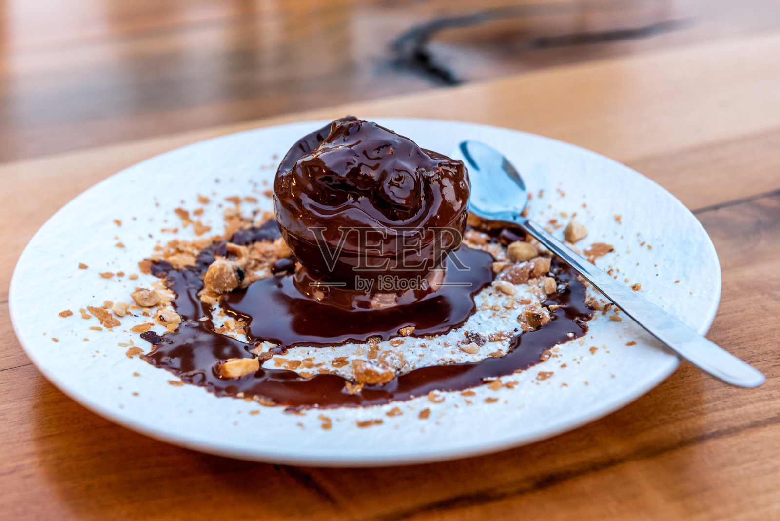 冰淇淋勺配巧克力酱照片摄影图片