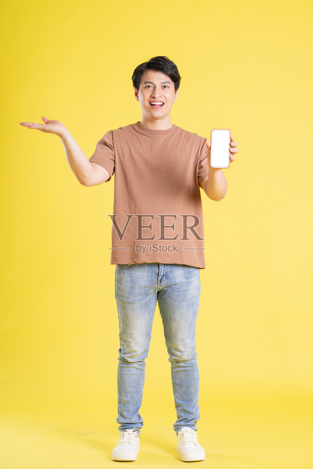 黄色背景上的亚洲男子肖像照片摄影图片