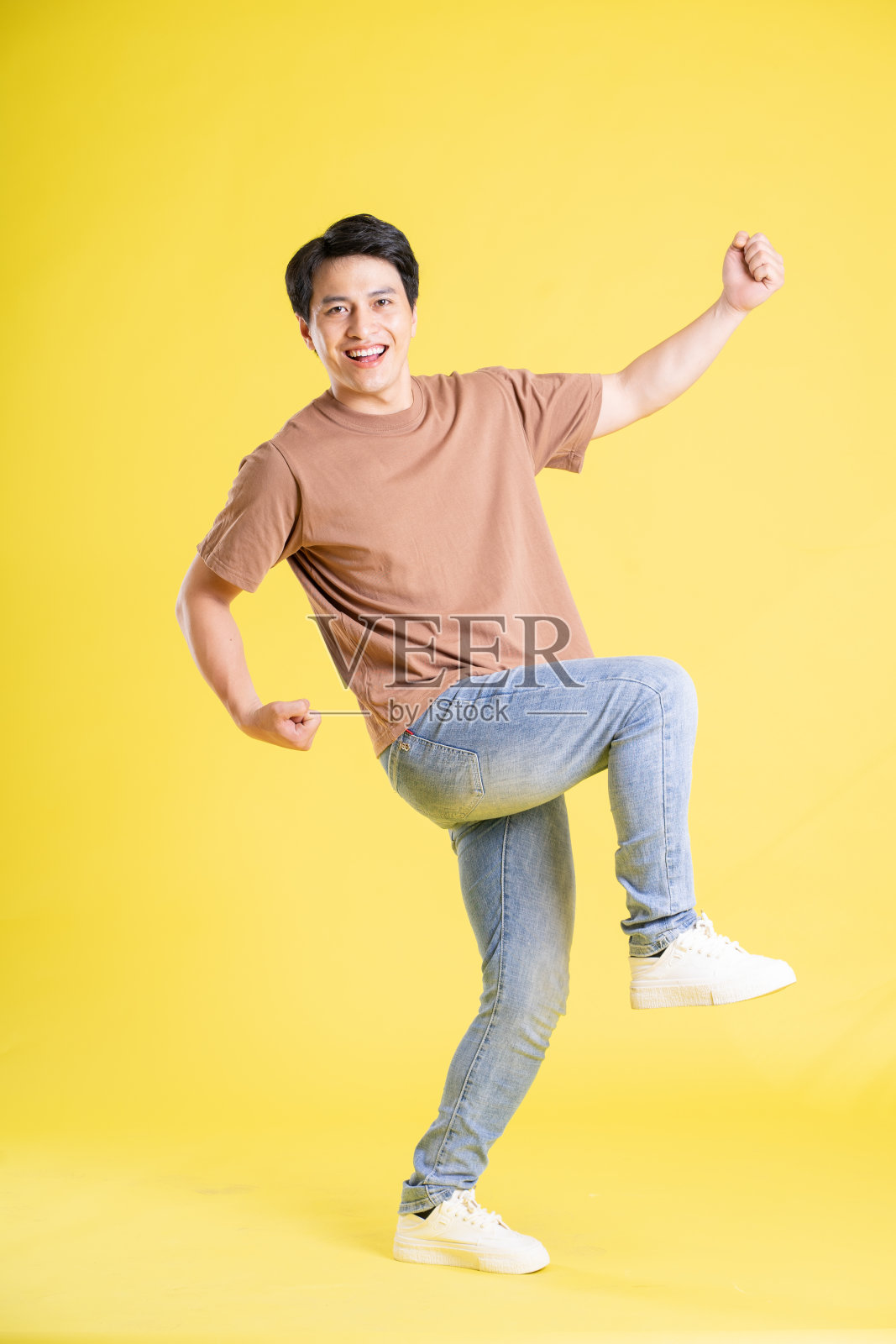 黄色背景上的亚洲男子肖像照片摄影图片