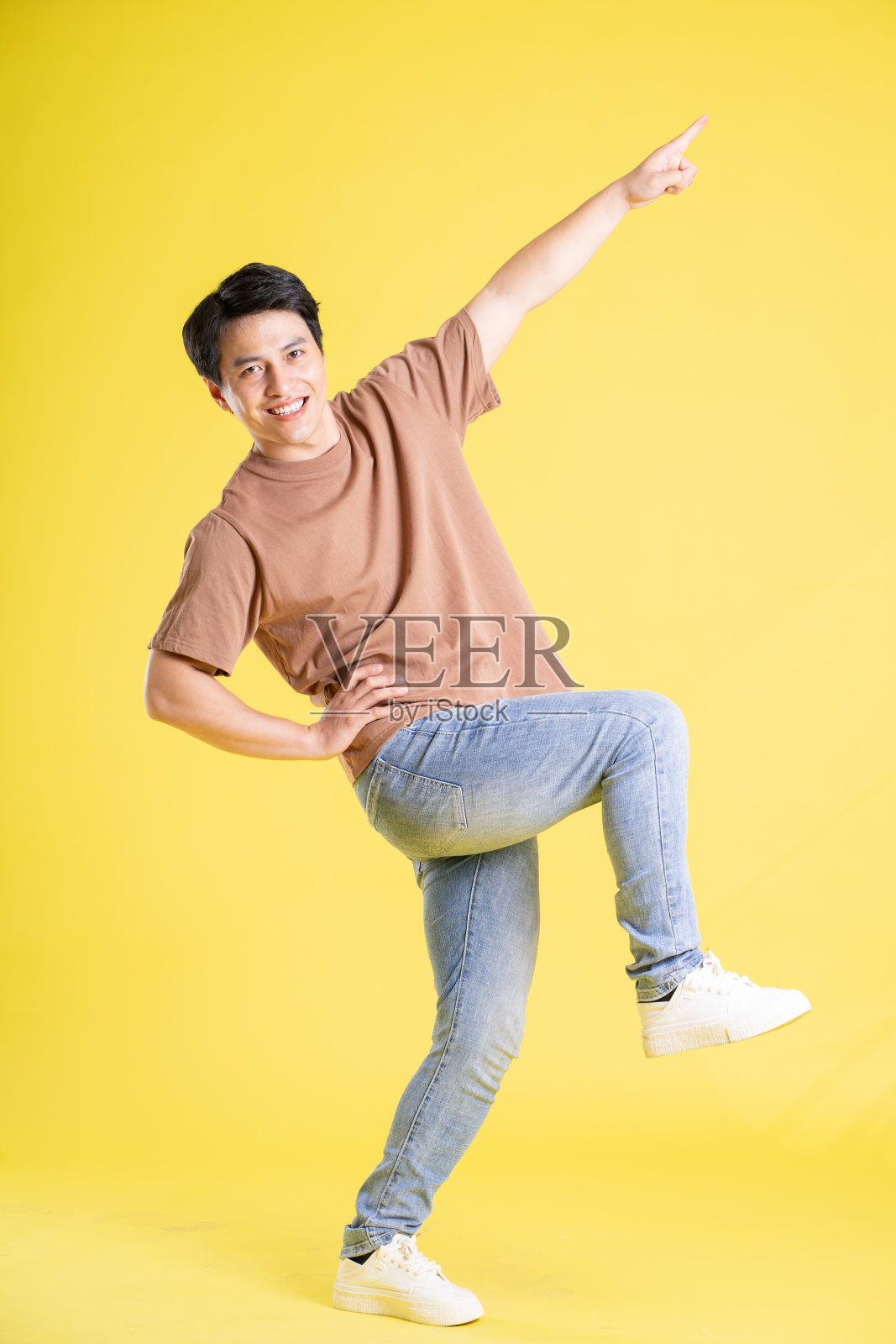 黄色背景上的亚洲男子肖像照片摄影图片