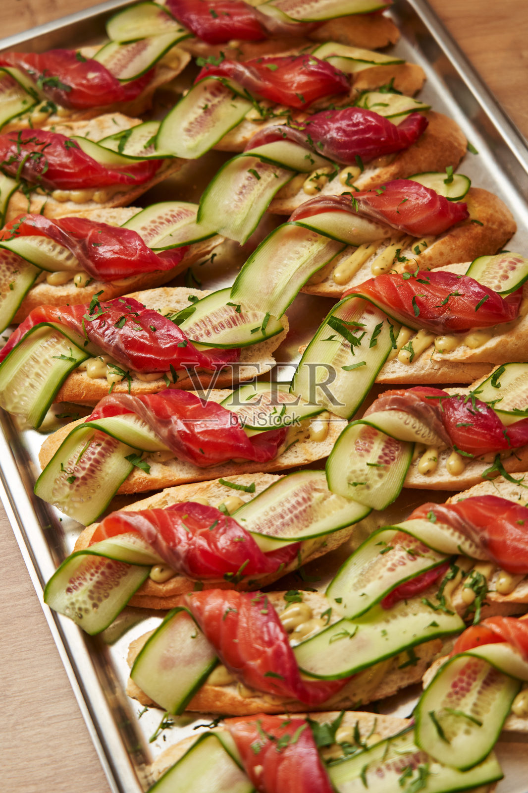 意式烤面包配鲜鱼和新鲜黄瓜。开胃的起动器。照片摄影图片