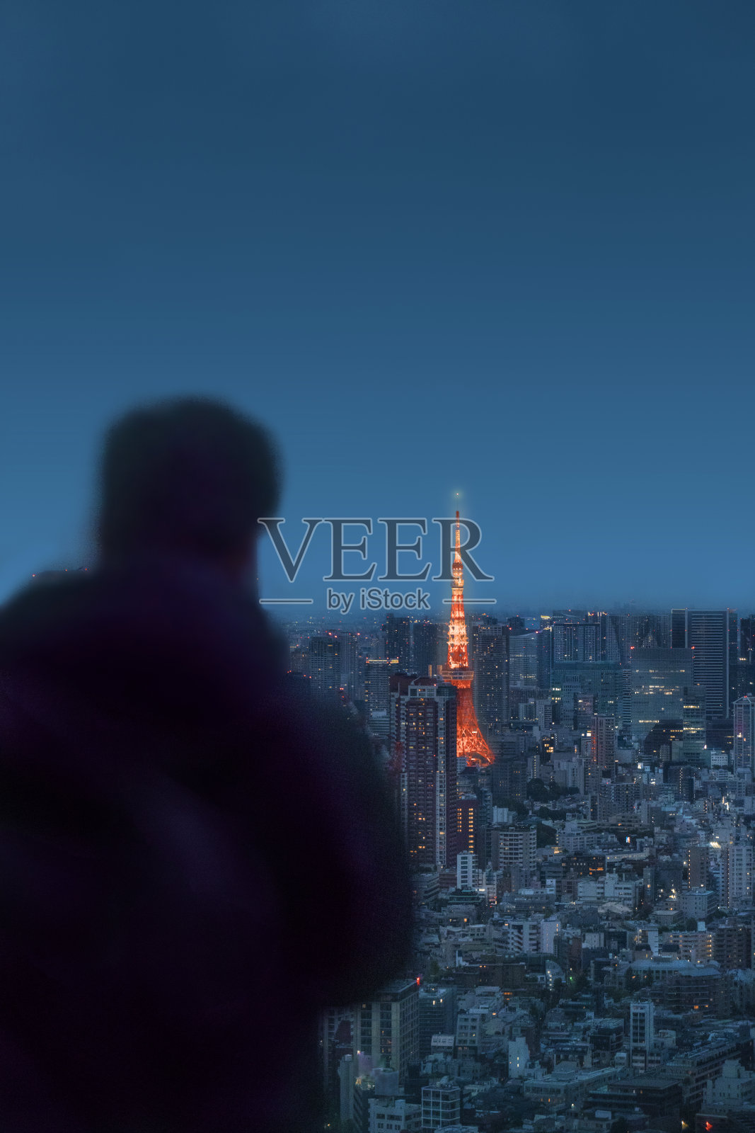 孤独在城市:凝视东京塔的夜晚照片摄影图片