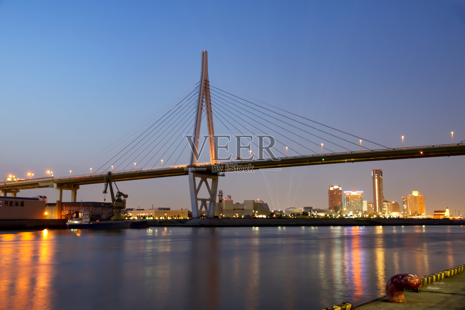 日本大阪湾美丽的天保山大桥和夜灯照片摄影图片