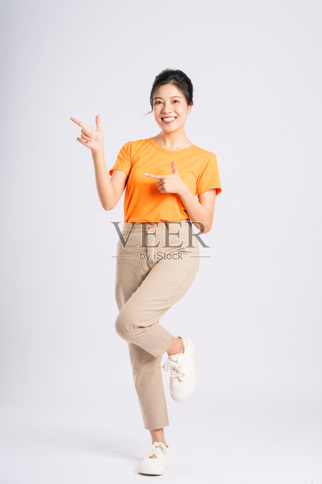 开朗快乐的亚洲妇女的肖像在白色背景上摆姿势照片摄影图片