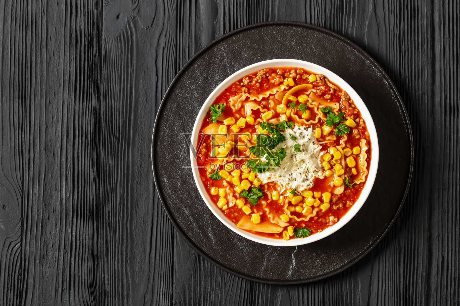 千层面汤,有碎牛肉,玉米,番茄酱照片摄影图片