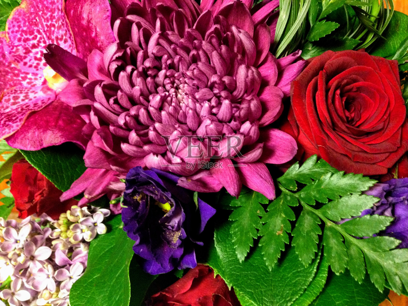 这束美丽的玫瑰、大丽花、百合花、丁香和一些绿叶的近距离特写照片摄影图片