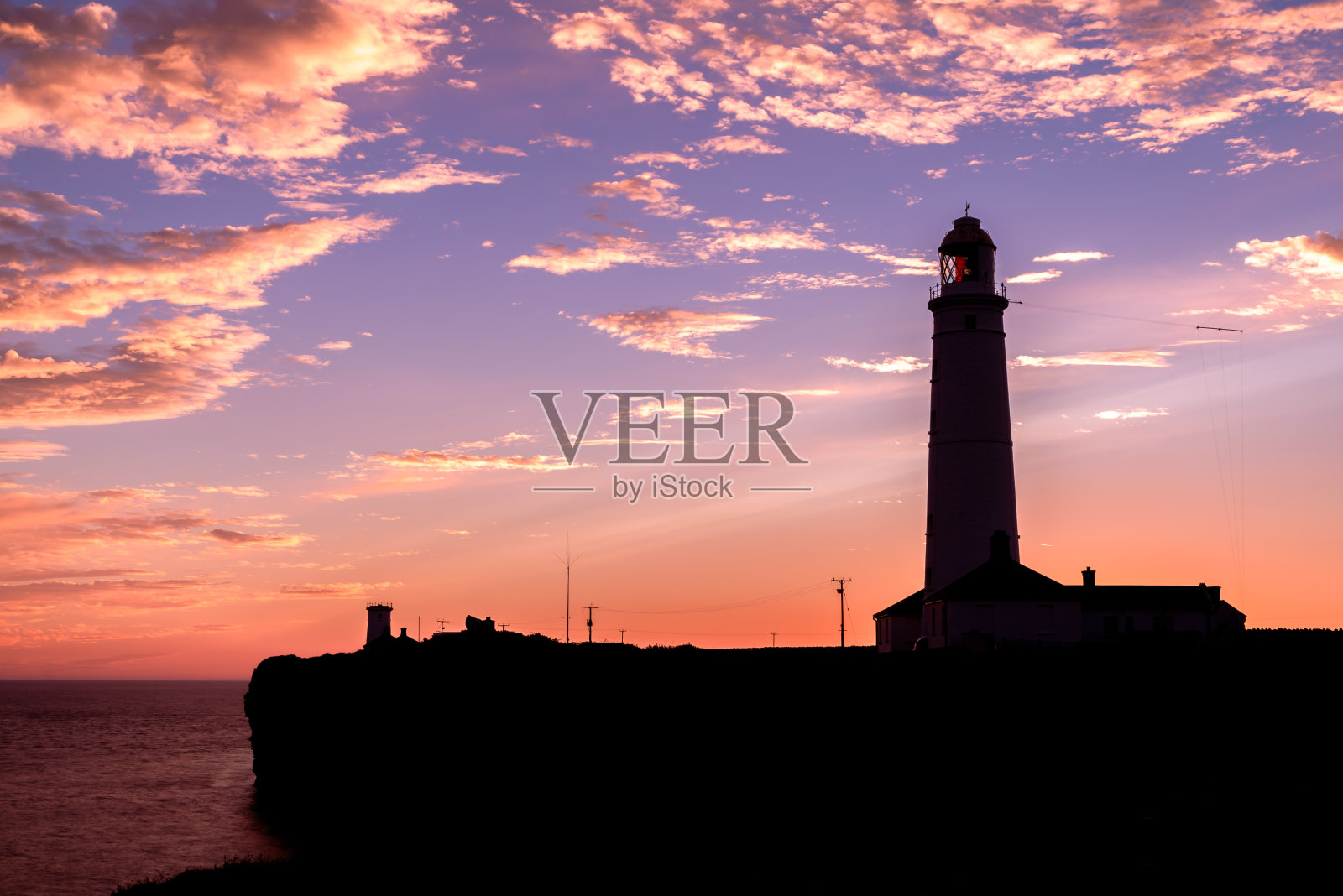 日落时的纳什角灯塔。灯塔位于南威尔士的威尔士海岸小径上。照片摄影图片