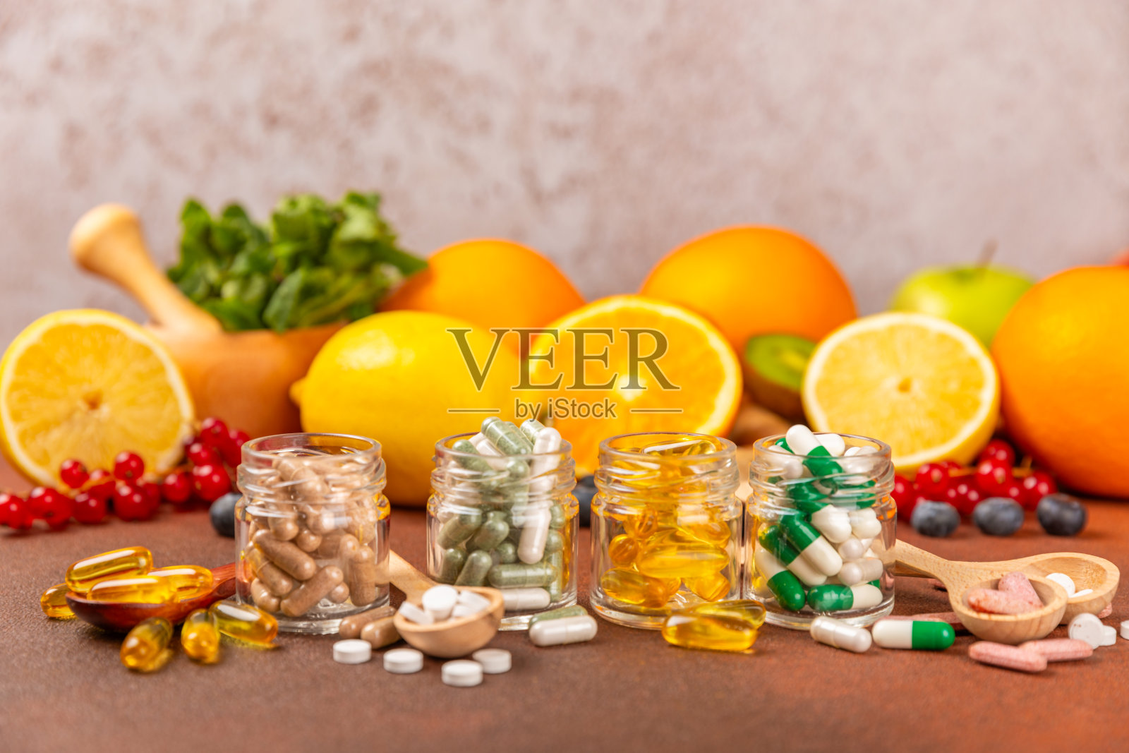 维生素和补品。多种维生素片在一个罐子纹理背景。多吃新鲜健康的水果。食品补充剂。平的。文本空间。本空间照片摄影图片