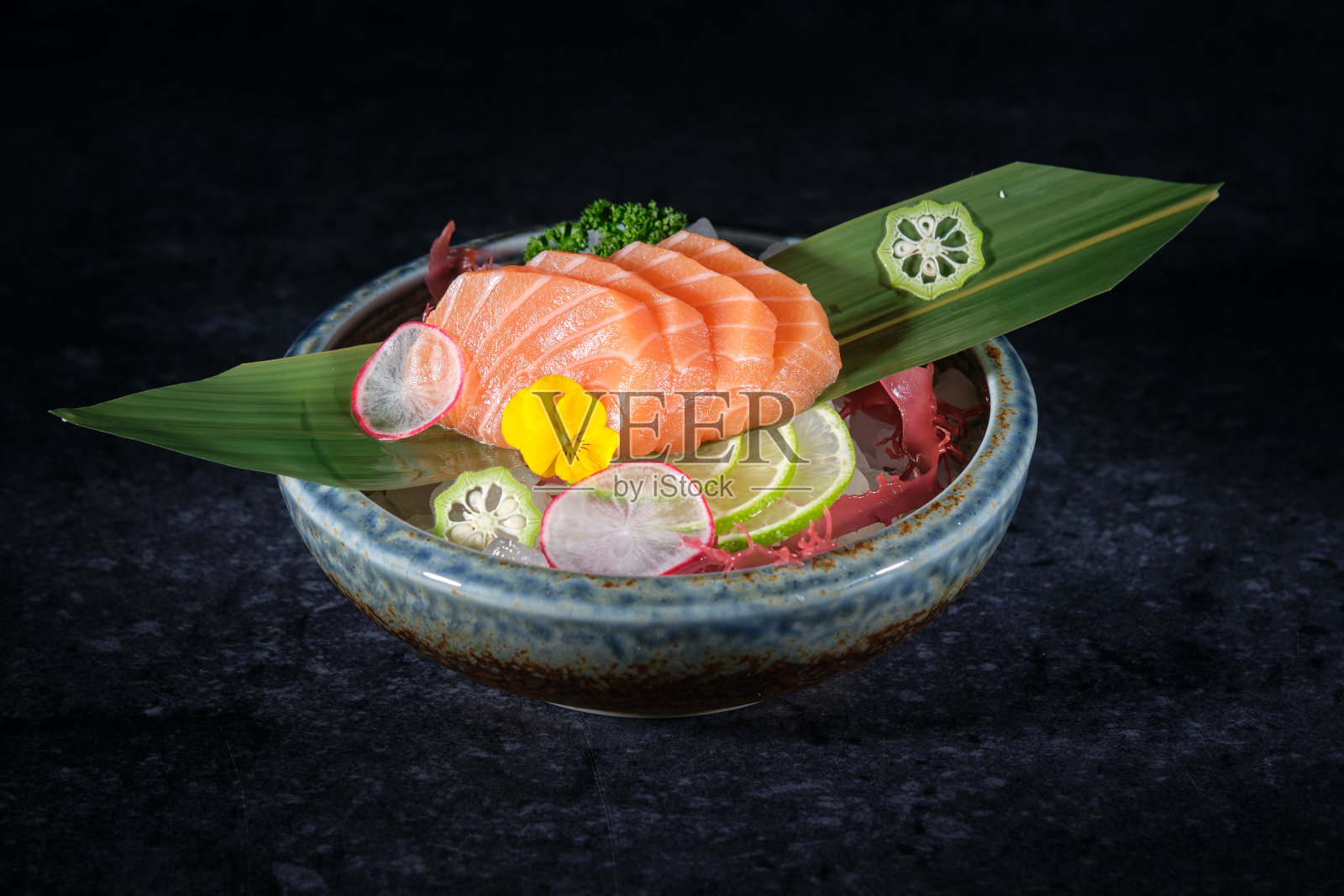 青柠片三文鱼生鱼片照片摄影图片