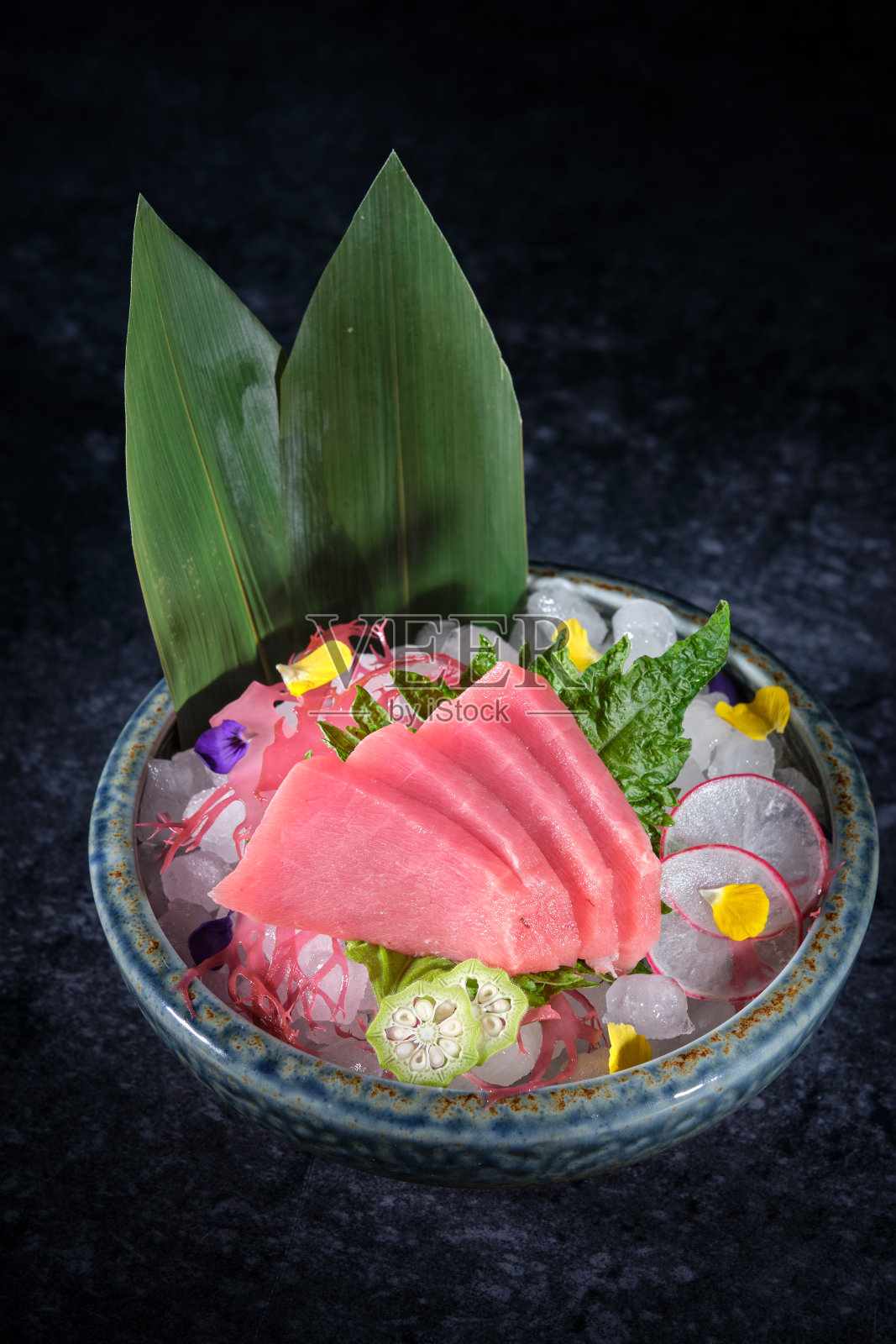 陶瓷盘子里有生鱼和蔬菜照片摄影图片