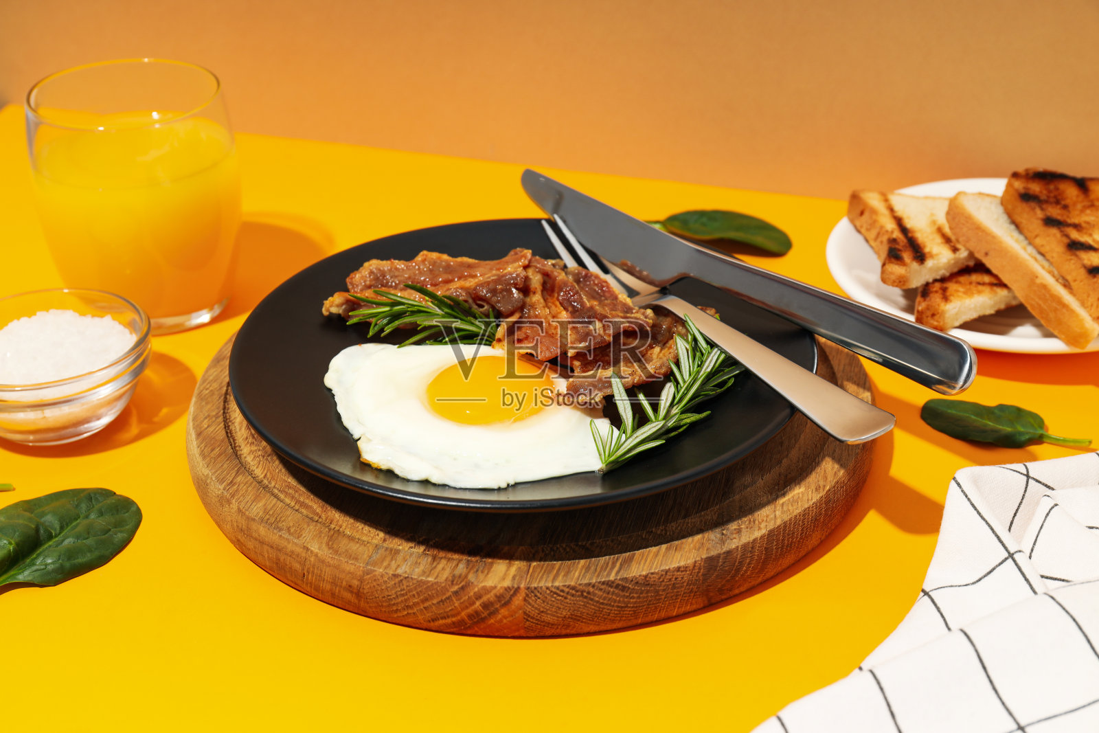 煎熏肉加鸡蛋——美味的早餐组合照片摄影图片