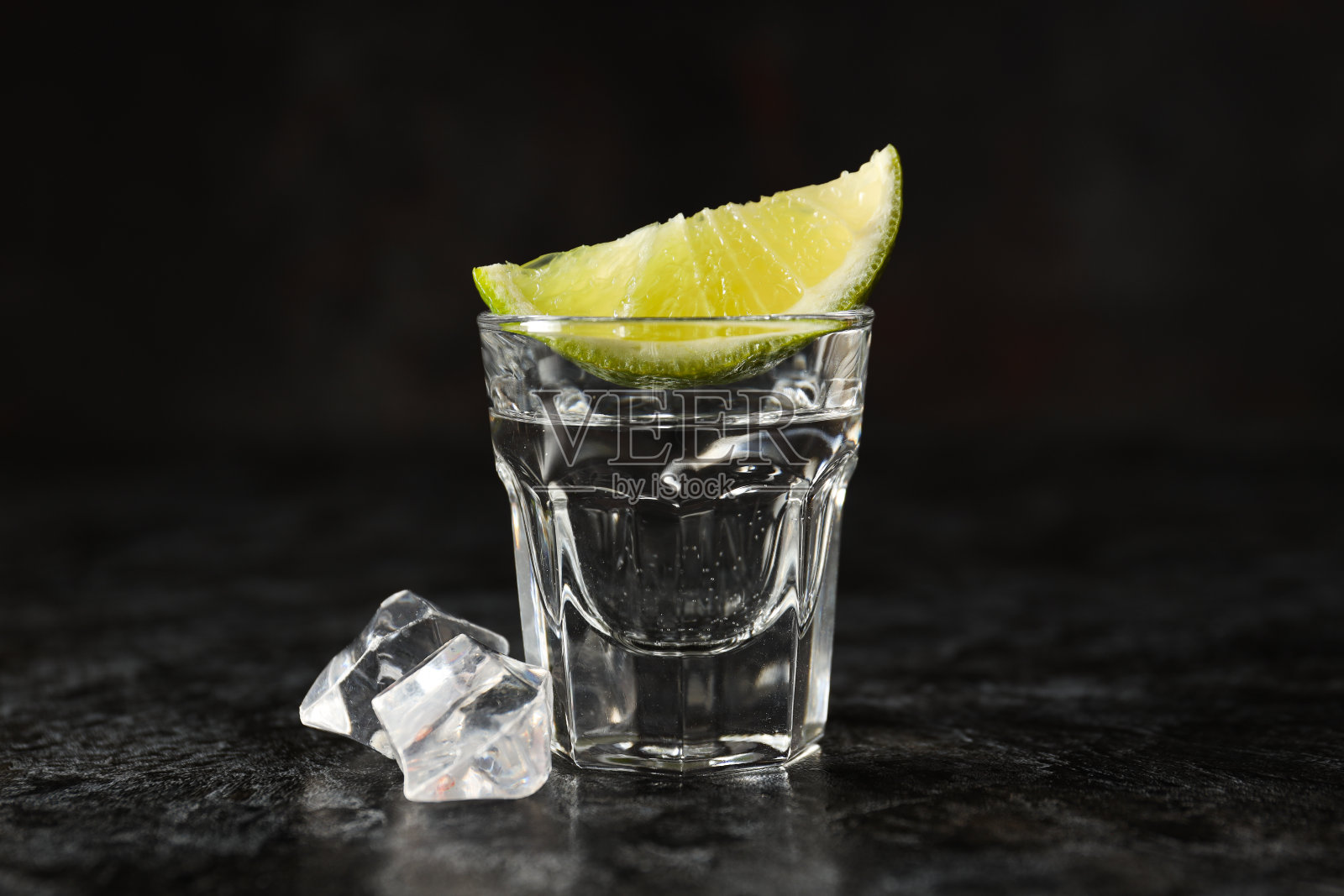 烈酒的概念——伏特加酒照片摄影图片