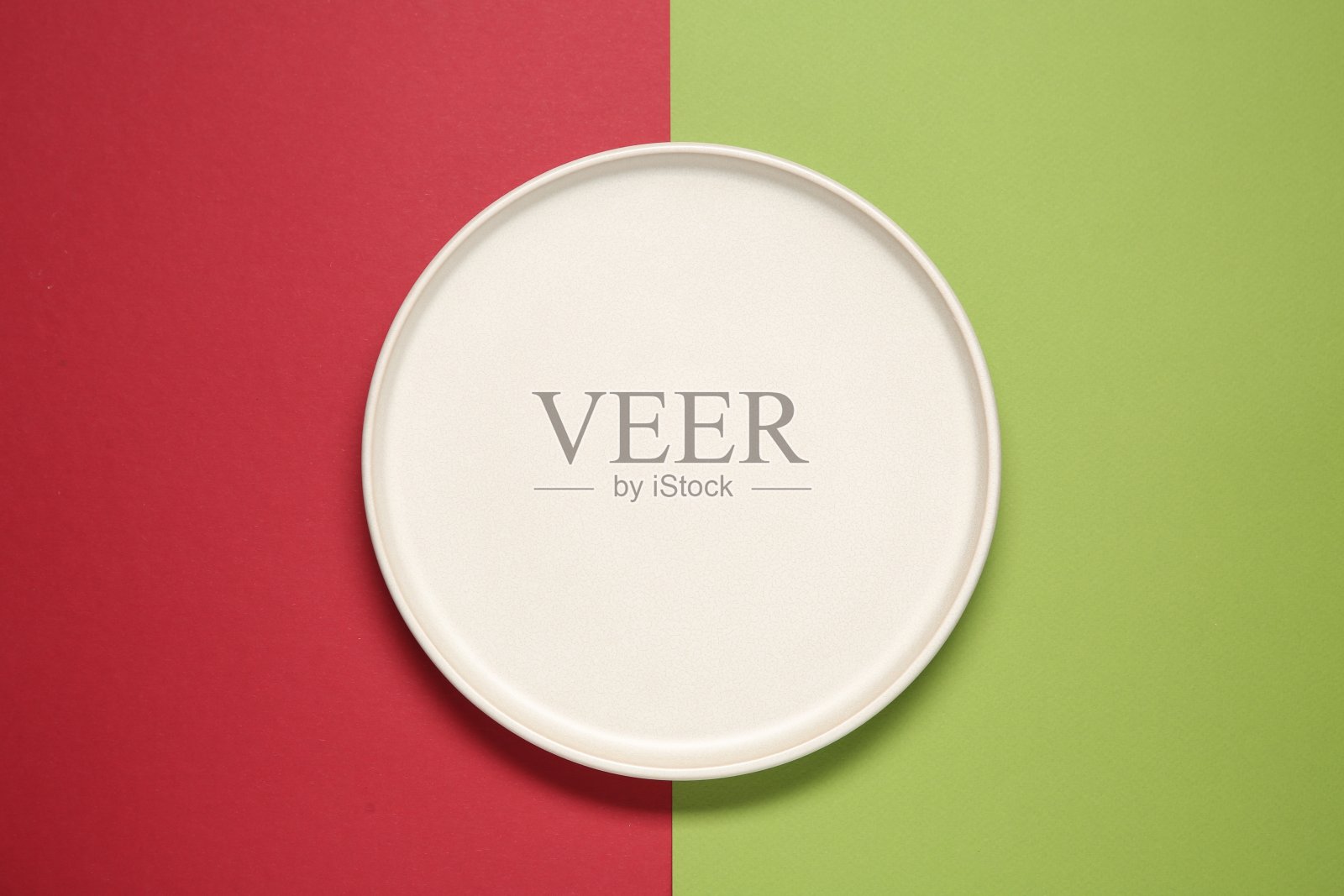 一个陶瓷板在彩色背景,俯视图照片摄影图片