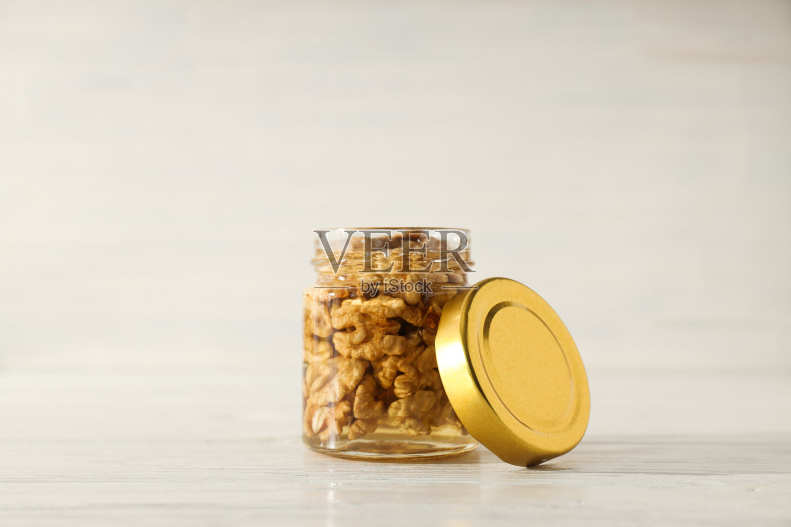 美味的概念和甜的食物-蜂蜜与坚果照片摄影图片