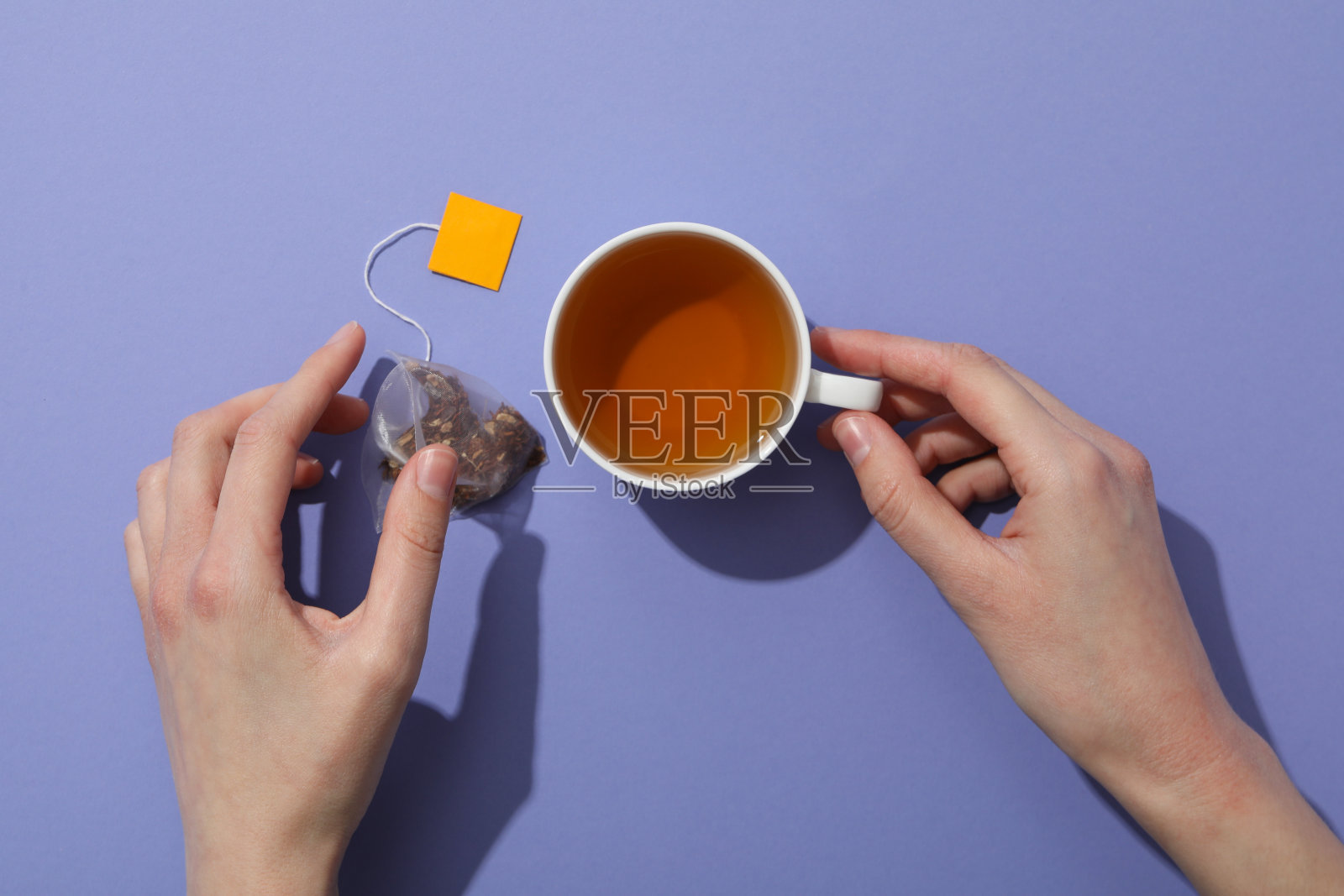 热饮,以获得温暖的茶在杯子里照片摄影图片