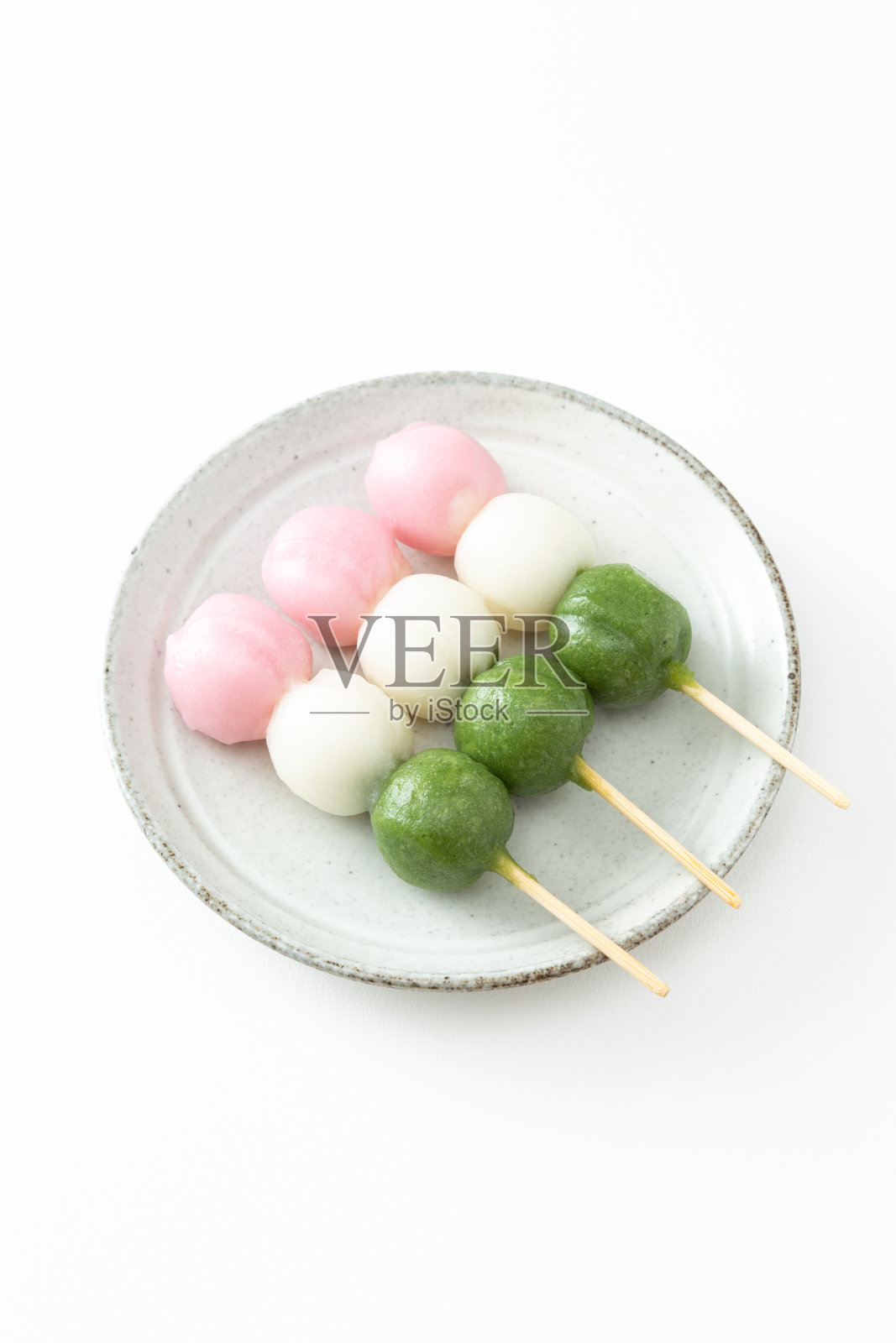 白色背景上的三色dango。照片摄影图片
