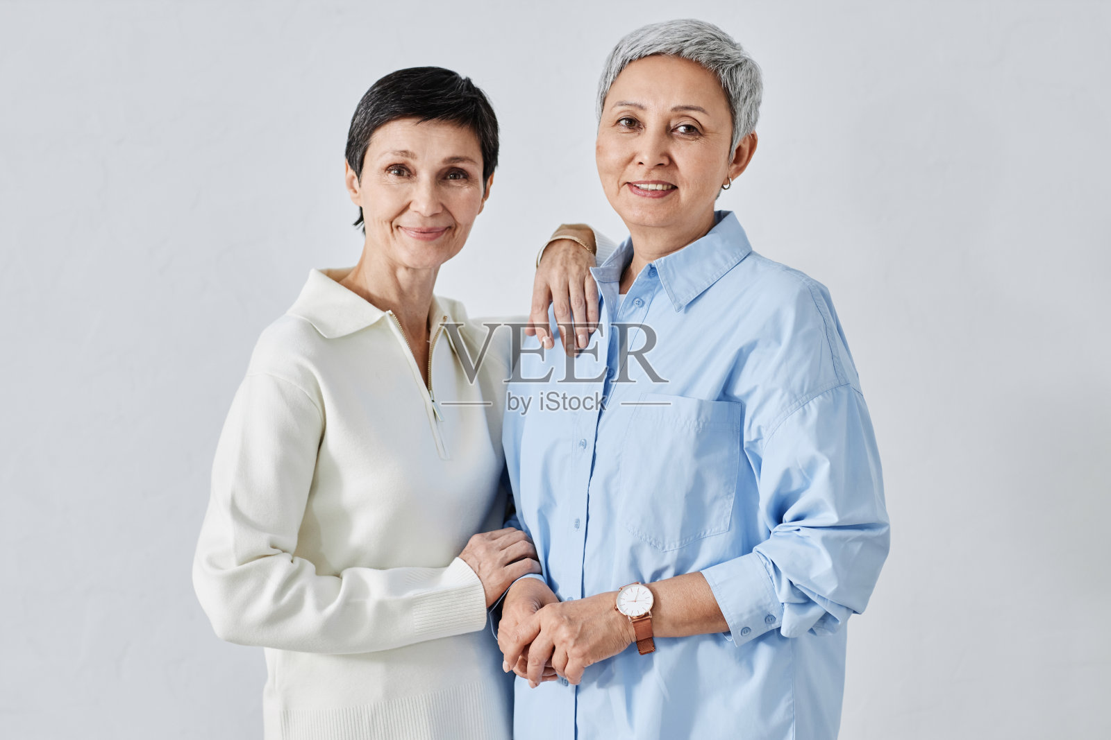 两个年长的女人对着镜头微笑照片摄影图片