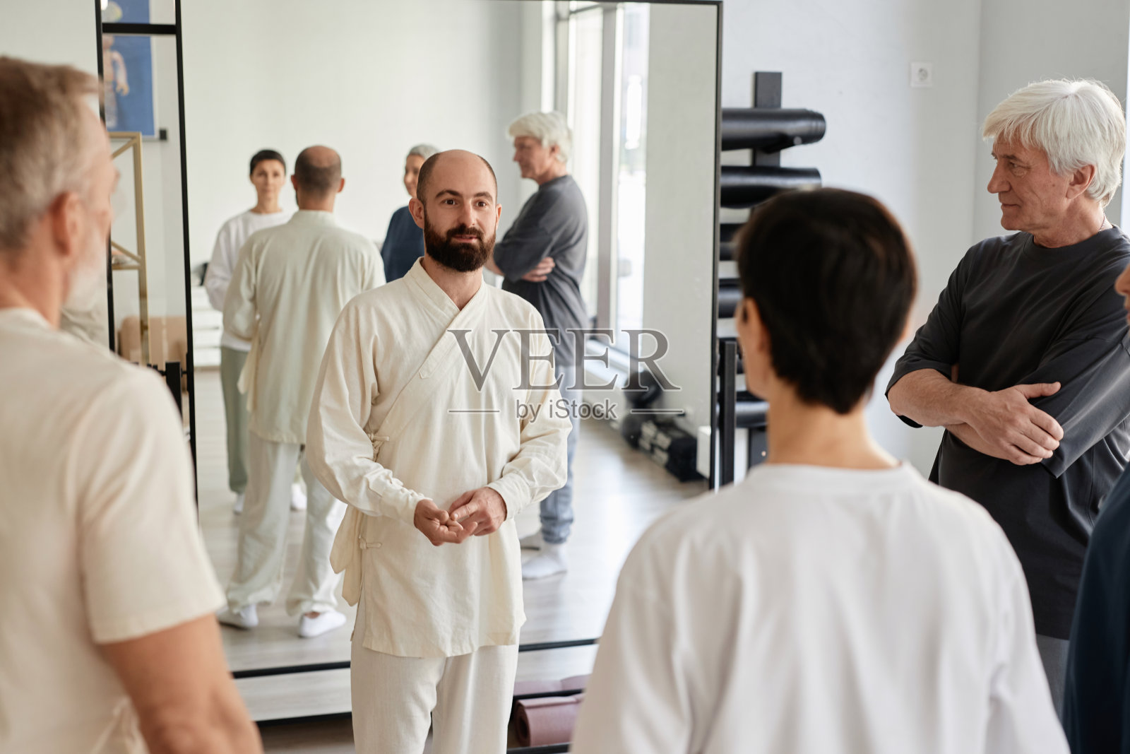 教练告诉高级气功学员练习计划照片摄影图片