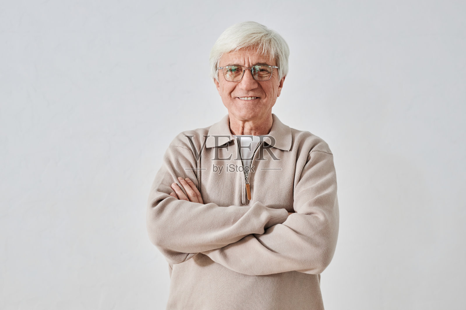 快乐的老人看着相机的肖像照片摄影图片