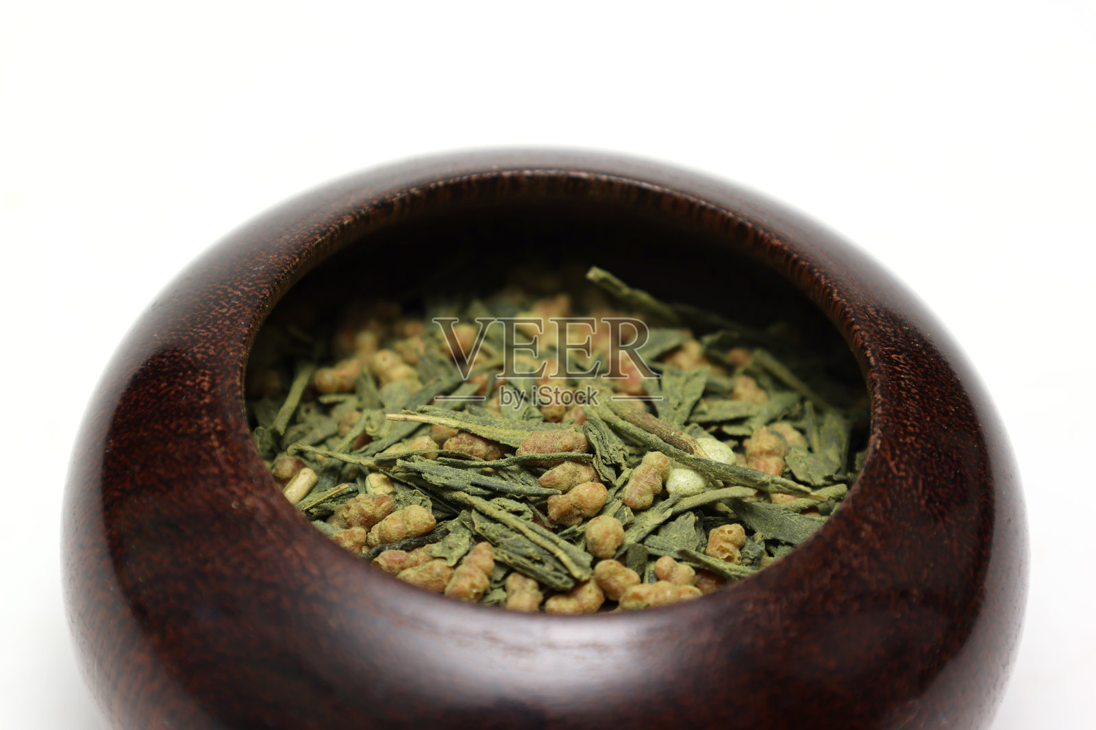 日本绿茶和烤糙米放在木碗里,孤立在白色的背景上。照片摄影图片