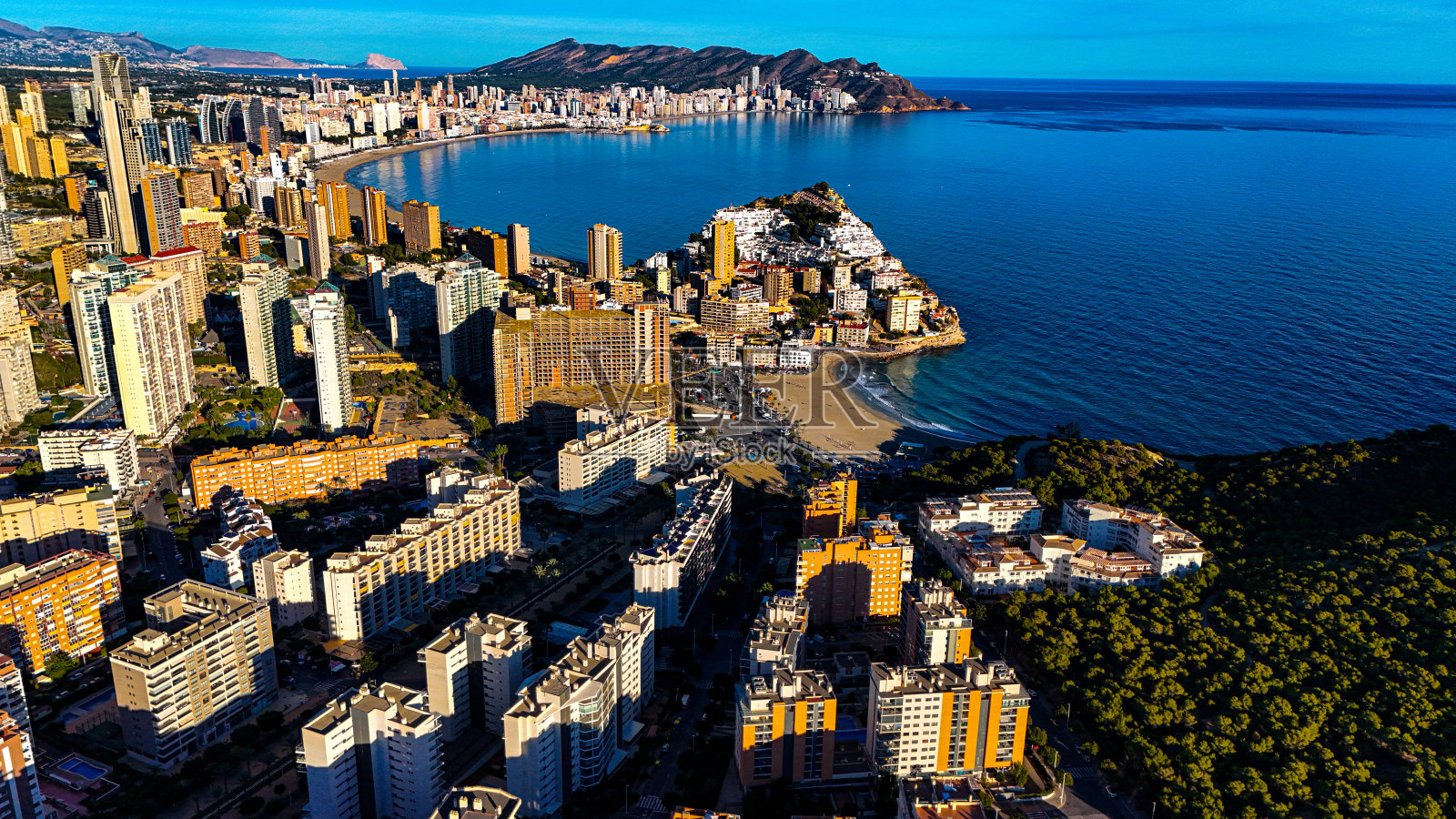 在地中海沿岸,由大自然雕刻的海湾照片摄影图片