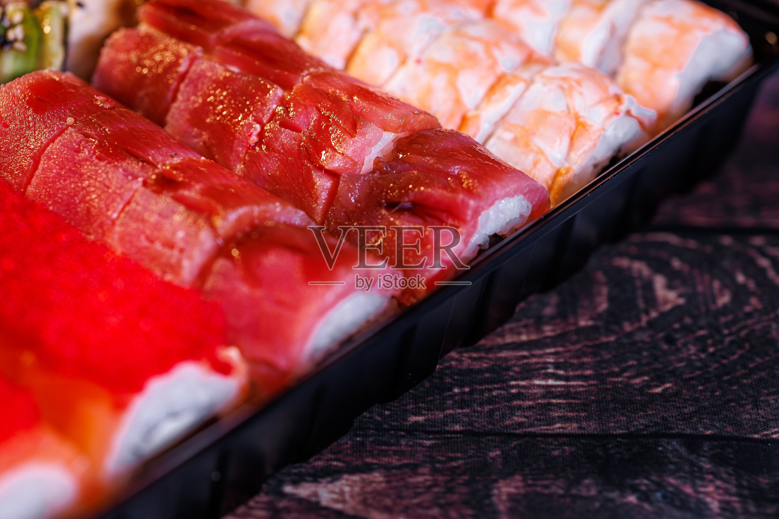 一套美味的寿司卷照片摄影图片